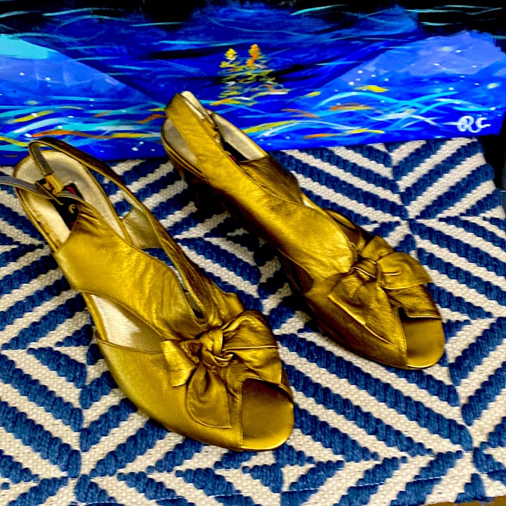 Vintage gold-size 42 medium size heels by everybody by EZ Moda